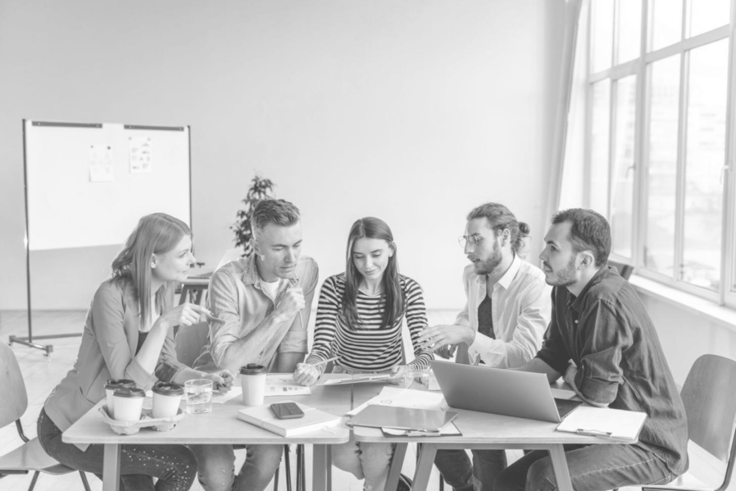 Analyse von Wirtschaftsdaten und Charts am Bildschirm